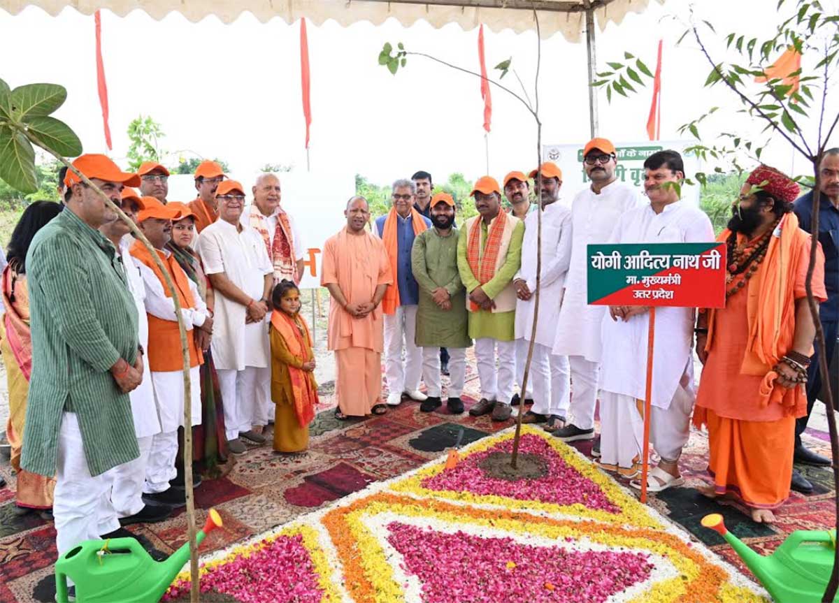 वृक्षारोपण महाअभियान के तहत प्रदेश भर में लगाए जा रहे हैं पौधे 