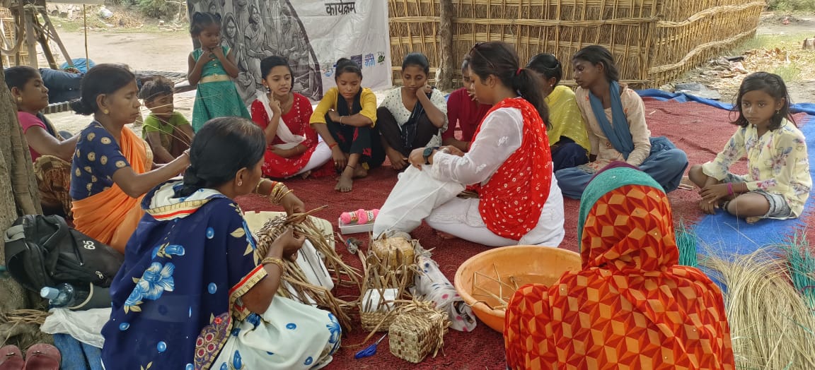 जलकुंभी जैसी जल-वनस्पति से हस्तशिल्प निर्माण का सफल व्यवसाय  